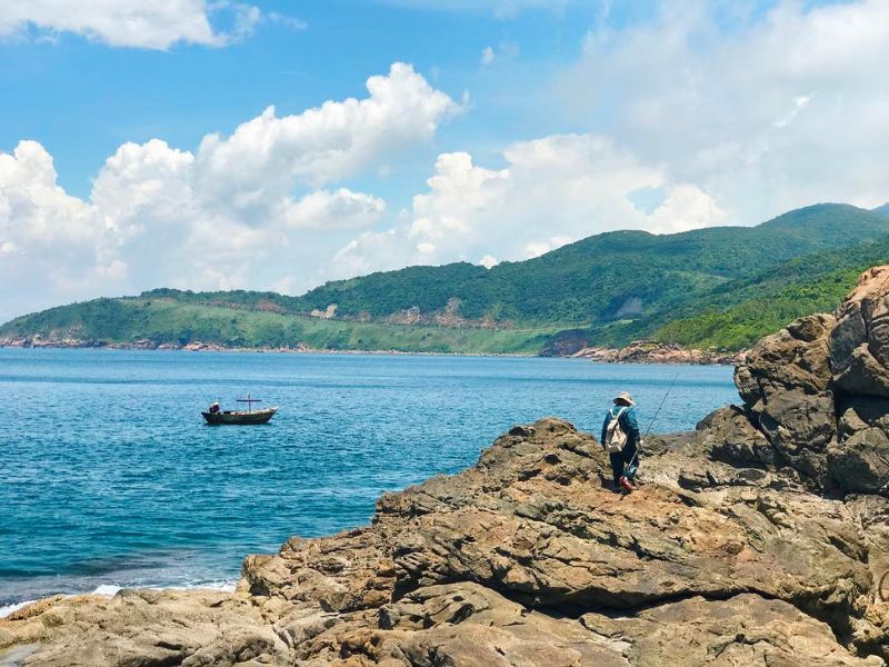 Khung cảnh thiên nhiên nơi đây chiếm trọn trái tim người lữ hành với bãi đá nhấp nhô trải dài cùng làn nước xanh trong vắt bao quanh bốn bề